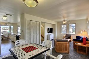 una sala de estar con una mesa de ajedrez en Yellowfin & Zebrafish en Buxton