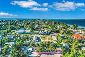 una vista aerea di un resort con l'oceano di Sunrise Garden Resort ad Anna Maria Altre 11 foto