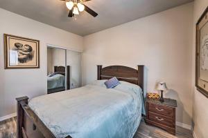 sypialnia z łóżkiem i wentylatorem sufitowym w obiekcie Pet-Friendly Retreat - 1 Block to Colorado River! w mieście Bullhead City