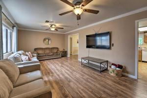uma sala de estar com um sofá e uma televisão de ecrã plano em Updated Family Home - 2 Blocks to Colorado River! em Bullhead City