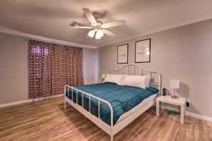 1 dormitorio con 1 cama y ventilador de techo en Updated Family Home - 2 Blocks to Colorado River! en Bullhead City