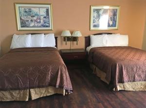 Americas Best Value Inn-El Cajon/San Diego tesisinde bir odada yatak veya yataklar