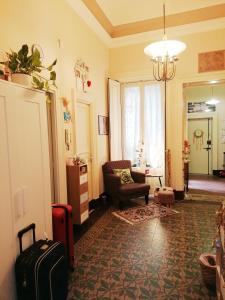 een woonkamer met bagage en een stoel bij Diletta Oasi in Catania