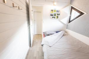 a small bedroom with a bed and a window at Gîte Le Petit Arbizon in Campan