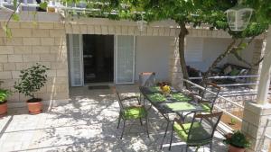 Ein Balkon oder eine Terrasse in der Unterkunft Beachfront Apartments Vala with a swimming pool