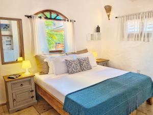 a bedroom with a large bed with a window at Villa Medina Jeri in Jericoacoara