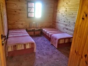 Postel nebo postele na pokoji v ubytování Nad Drawskim DOMKI LETNISKOWE