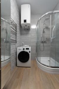 bagno con lavatrice e doccia di New modern apartments. metro Minskaya a Kiev