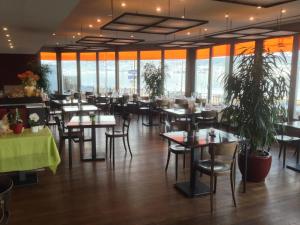 Restoran või mõni muu söögikoht majutusasutuses Hotel Engel am Bahnhof