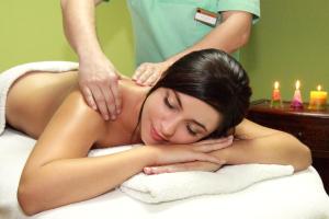 a woman getting a massage from a therapist at Zdrój Wojciech in Lądek-Zdrój