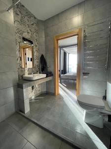 Et badeværelse på Kalinova Sloboda Apartment