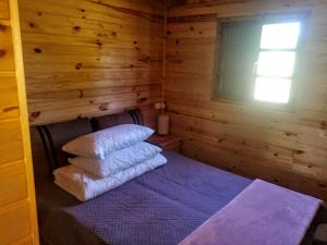 Postel nebo postele na pokoji v ubytování Nad Drawskim DOMKI LETNISKOWE