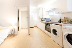 Η κουζίνα ή μικρή κουζίνα στο Ravissant Triplex et Duplex au Centre de Pont St Esprit