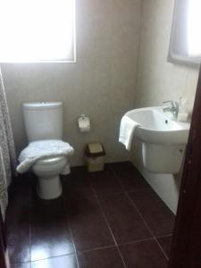 y baño con aseo y lavamanos. en New and airy apartment in Marsalforn, en Żebbuġ