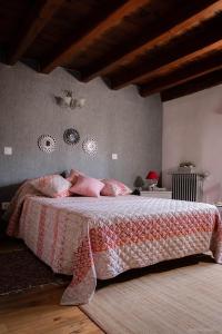 1 dormitorio con 1 cama grande con almohadas rosas en Hostal-Resturante La Moruga, en Hortigüela