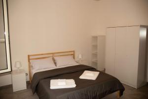 - une chambre avec un lit et 2 serviettes dans l'établissement PicoBy Gazzi, à Messina