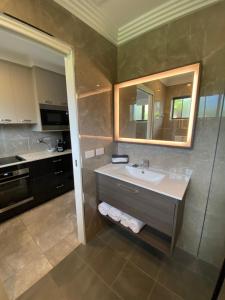 
a bathroom with a sink, toilet, and bathtub at Sunseeker Motor Inn in Batemans Bay
