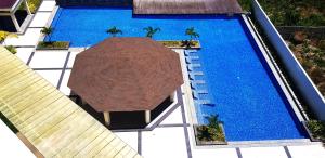 Piscina di Mactan Newtown - New Modern Condo with Ocean View o nelle vicinanze