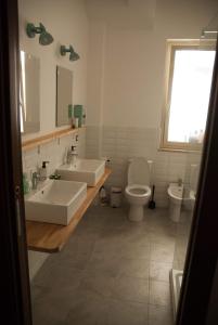 La salle de bains est pourvue d'un lavabo, de toilettes et d'un miroir. dans l'établissement PicoBy Gazzi, à Messina