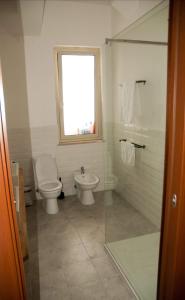 La salle de bains est pourvue de toilettes, d'un lavabo et d'une fenêtre. dans l'établissement PicoBy Gazzi, à Messina
