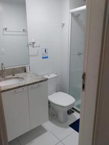 ein Badezimmer mit Toilette, Waschbecken und Dusche in der Unterkunft Apartamento para família moderno e prático próximo a belas praias in Cabo Frio