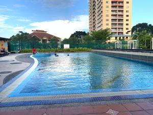 Condo D'Savoy @ Famosa, Malacca في ميلاكا: مسبح فيه ناس في الماء