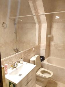 ein Badezimmer mit Waschbecken, Toilette und Badewanne in der Unterkunft Charming House Apendurada in Alpendurada + 11 Fotos