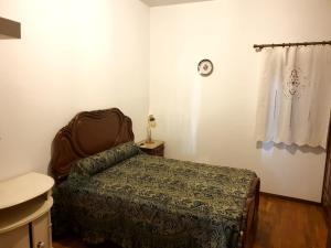 ein kleines Schlafzimmer mit einem Bett und einem Fenster in der Unterkunft Charming House Apendurada in Alpendurada