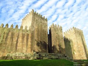 ein Schloss mit zwei Türmen auf dem Gras in der Unterkunft Charming House Apendurada in Alpendurada