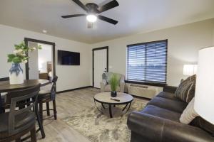 ビュートにあるCopper King Extended Stay Collectionのソファとテーブルのあるリビングルーム