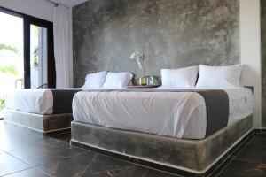 Una cama o camas en una habitación de Hotel Lunazul In Costa Esmeralda