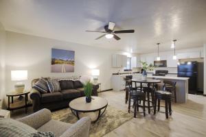 A seating area at Copper King Extended Stay Collection