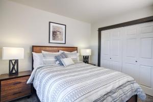 מיטה או מיטות בחדר ב-Copper King Extended Stay Collection