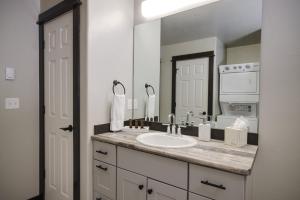 ビュートにあるCopper King Extended Stay Collectionの洗面台と大きな鏡のあるバスルーム +32枚の写真