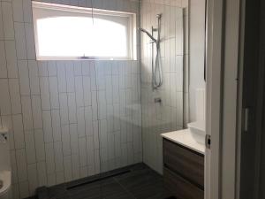 A bathroom at Kings Inn - Mount Waverley