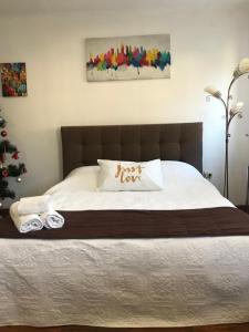 ein Schlafzimmer mit einem Bett mit zwei Handtüchern darauf in der Unterkunft Apartment Ruska 12 in Lwiw