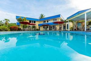a large swimming pool in front of a house at Luana Inn in Captain Cook +28 photos