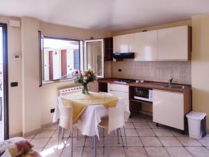 Ett kök eller pentry på Modern Farmhouse in Tortoreto with Pool