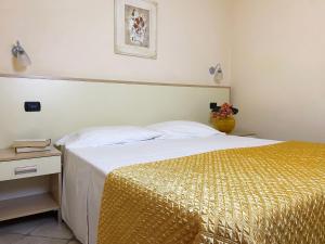 Ein Bett oder Betten in einem Zimmer der Unterkunft Modern Farmhouse in Tortoreto with Pool