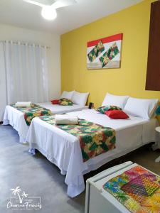 Habitación con 3 camas en una habitación en Pousada Charme Francês en Praia do Frances