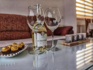 Dos copas de vino sobre una mesa en Pale city center apartment, en Pale 25 fotos más
