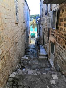 Bazén v ubytování HVAR CENTRAL APARTMENT nebo v jeho okolí