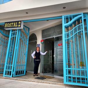 una mujer parada en la puerta de un hospital en HOSTAL REAL CERRILLOS, en Moquegua