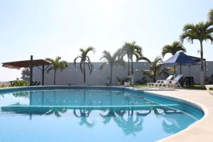 La alberca dentro o cerca de Hotel Lunazul In Costa Esmeralda