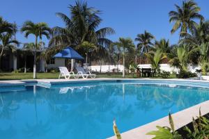 La alberca dentro o cerca de Hotel Lunazul In Costa Esmeralda