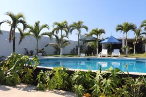 La alberca dentro o cerca de Hotel Lunazul In Costa Esmeralda