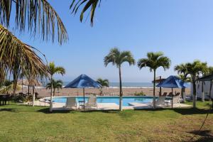 La alberca dentro o cerca de Hotel Lunazul In Costa Esmeralda