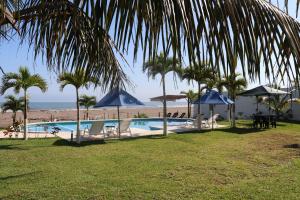 La alberca dentro o cerca de Hotel Lunazul In Costa Esmeralda