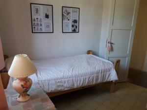 um quarto com uma cama e um candeeiro sobre uma mesa em Rivahome em Córdoba
