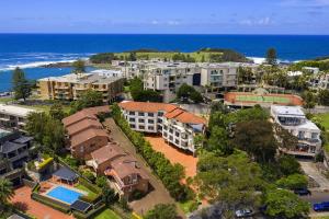 eine Luftblick auf eine Stadt mit Häusern und das Meer in der Unterkunft Terrigal Sails Serviced Apartments in Terrigal